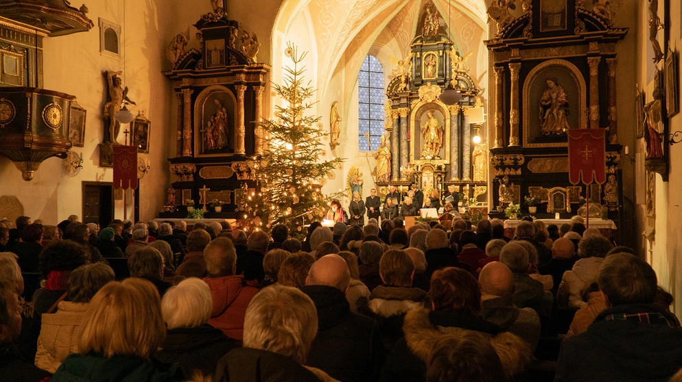 Die vollbesetzte Kirche St. Vitus in Gempfing von hinten durch auf den Altar fotografiert | Bild: BR/Andreas Dirscherl