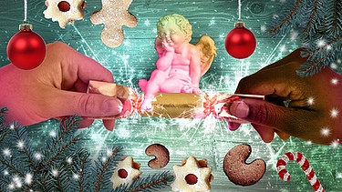 Grafik-Collage einem Engel, der auf einem Knallbonbon sitzt, welche von einer Hand einer schwarzen Person und einer Hand einer weißen Person auseinandergezogen wird. Plätzchen und Weihnachtskugeln | Bild: colourbox.com; Montage: BR/Lucie Piller