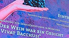 Die Titelgrafik der Sprech(er)stunde "Vivat Bacchus" auf dem Monitor im Veranstaltungssaal. Trauben und Textinfos. | Bild: Andrea Julia Rohàč