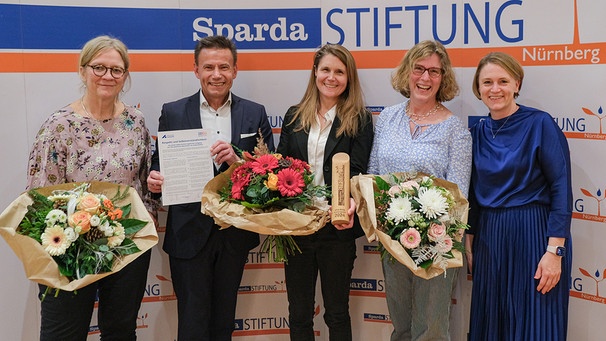 v. l.: Angelika Schmaus (Laudatorin und Vorjahresgewinnerin), Thomas Lang (Vorsitzender des Stiftungsvorstandes), Susanne Wimmer (Bayerischer Rundfunk), Veronika Baum (Laudatorin und Vorjahresgewinnerin) und Silvia Renauer (Bayerischer Rundfunk)  | Bild: Sparda-Stiftung Nürnberg