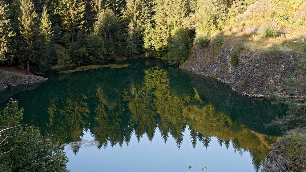 "Tintenfass der Rhön", Basaltsee bei Riedenberg, Schwarze Berge, Unterfranken, Bayern.
| Bild: picture alliance / imageBROKER | Siepmann